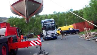 preview picture of video 'John Shepherd Boat Transport Unloading at Llanberis'