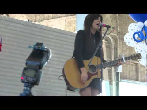 Jess Meuse singing "Pumped Up Kicks" at Boxerstock 2014
