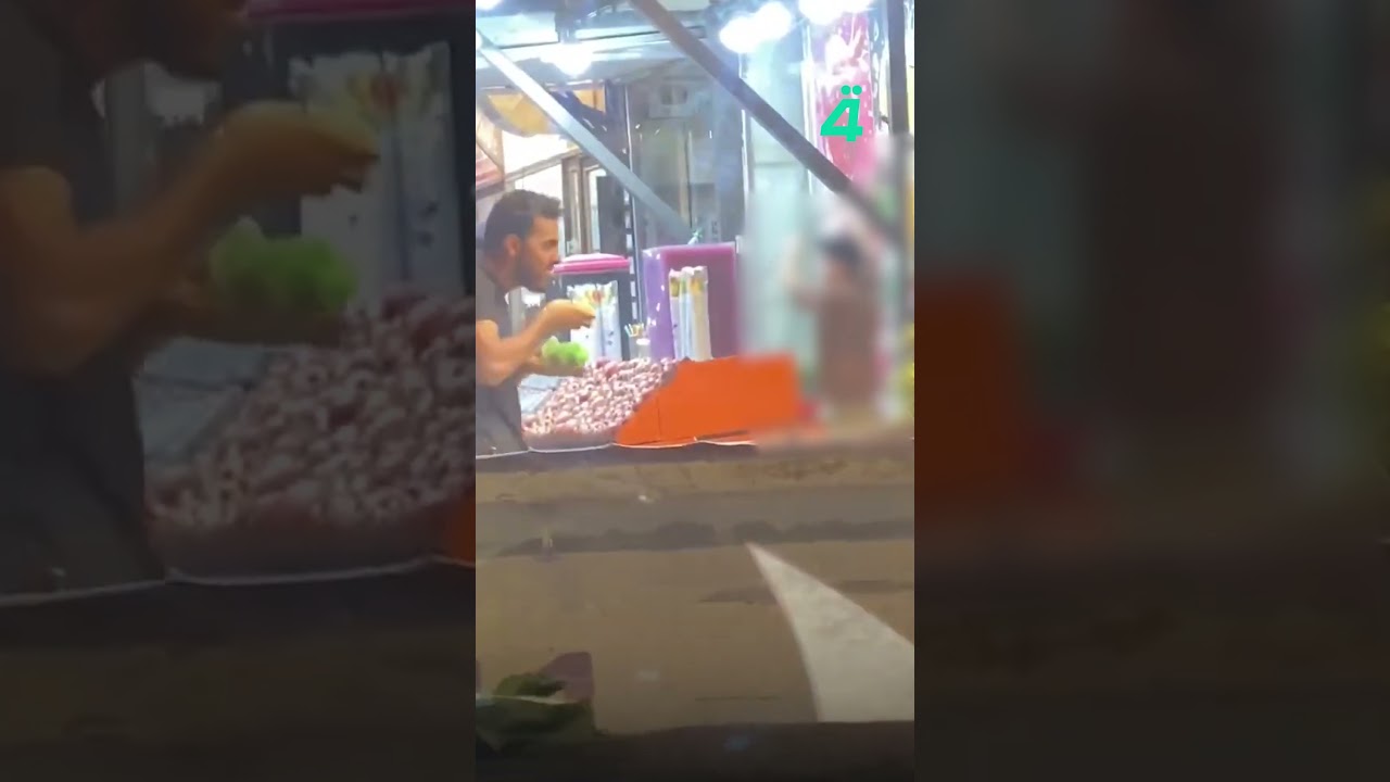 فيديو | صاحب محل عصائر يخلط العصير بـ"الماسحة" في إحدى المحافظات