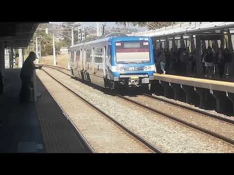 Tren de efe Valparaíso pasando por la estación Villa Alemana en dirección a Limache (unidad simple) 