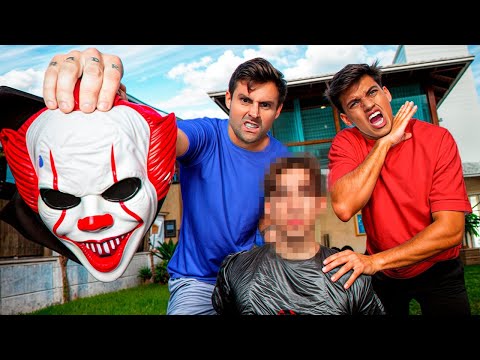 DESCOBRIMOS QUEM É O PALHAÇO QUE ESTÁ NA CASA DE PRAIA!!