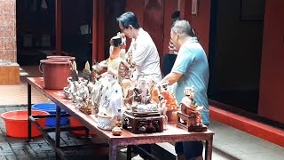 Jelang Imlek, Puluhan Jemaat Vihara Kwan In Thang Bersihkan Rupang