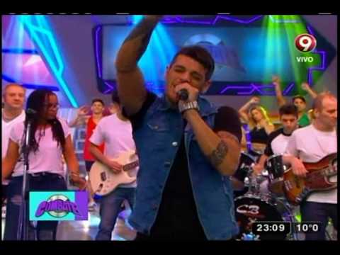 Cristian U canta con su banda