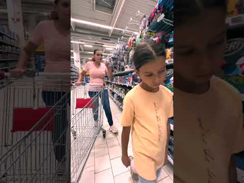 🛒 BRI la CUMPĂRĂTURI cu MAMA în MAGAZIN 😎 Shopping with my MOM 🤩 Incredible ending #shorts