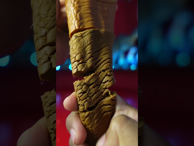 Vídeo relacionado con Mattel Jurassic World Dinosaurio Slasher Escapista con sonido Figura articulada de juguete que escapa de su jaula (GWD65)