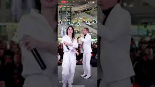 Download lagu 唐艺与路人合唱《你莫走》，唐艺的女声唱得太甜美了！ mp3