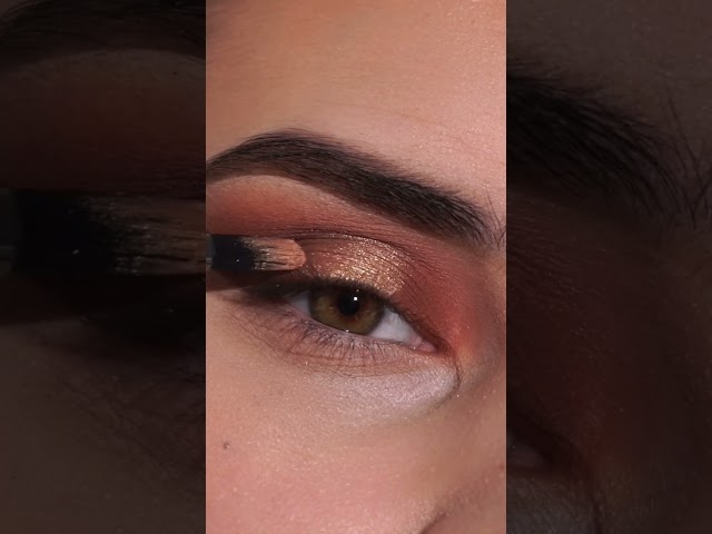 Vídeo relacionado con Chrissie Fit (Eyeshadow) Big Head. Máscara más Grande Que la Vida.