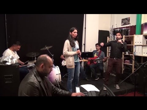 010nu-  Britse Indiase zanger treedt op in Rotterdam