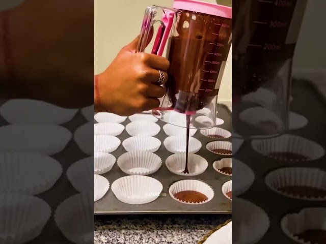 Vídeo relacionado con Genérico Dosificador De Masa, Dispensador Masas Acero Inoxidable 900ml, Dispensador De Masa para Panqueques A Mano, para Pasteles, Panqueques, Magdalenas, Gofres, Crepes
