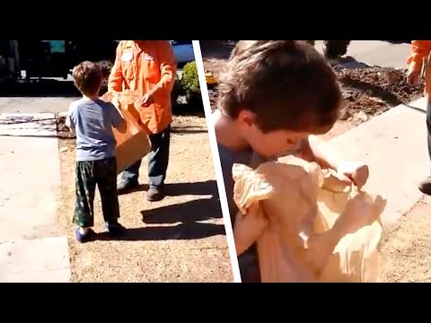 L'enfant de 5 ans ouvre le sac de l'éboueur. Les parents sont sans voix