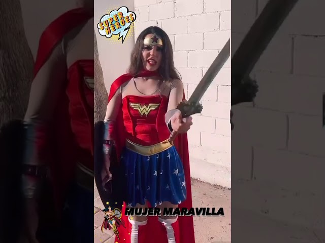 Vídeo relacionado con Wonder Woman DC Estrellas & Rayas Traje de Guerrera Emblema Cartera Clutch Bolsillo para Monedas & Tarjetero, Rojo