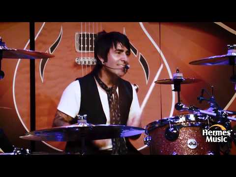 Cuando el de la camara es baterista (Mana)