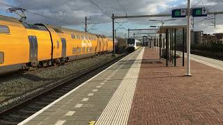 NS VIRMm2/3 9522 passeert NS SLT 2435 op Utrecht Lunetten