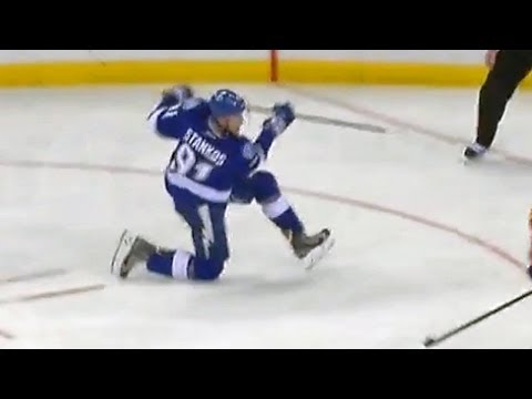 Steven Stamkos blasts in one-timer