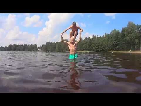 Mänskligt torn i furusjö