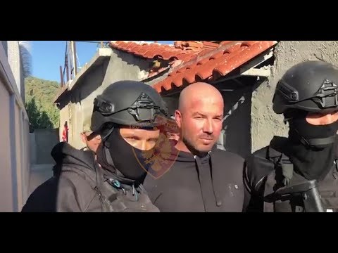 Veshur sportiv dhe rrethuar me armë, ja mometi i arrestimit të Tesi Bashos në Selenicë