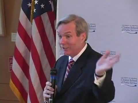 クリントン校でのマイケル・オスターホルムの様子｜2006年 (Michael Osterholm at the Clinton School | 2006)