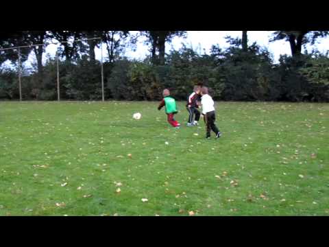 F7 SVS - Training : eerste partijtje 2 tegen 2 achter de lijn dribbelen (17 okt 2012)
