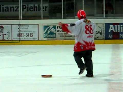 Peitinger Fan schlägt Purzelbäume auf dem Eis