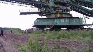 preview picture of video 'Stacker and bucket-wheel excavators on the move'
