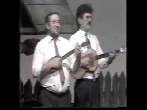 Julijan rac spiva bagremi pred hizu