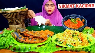 Download lagu CRISPY FRIED CATFISH WITH TOMATO CHILI PASTE, SPINACH SALAD (URAP), AND PETAI BEANS mp3