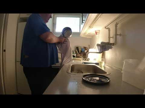 MongoTV_6730 - VASKER OP MANDAG FORMIDDAG OG SNAKKER OM KLAMT  DYRT MAD PÅ DYRE RESTURANTER