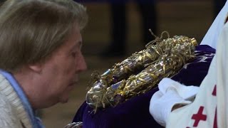 Notre-Dame: Good Friday pilgrims kiss Christ&#39;s crown of thorns