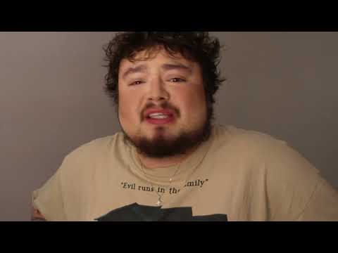 Betrunkenes Make-up, während ich "AITA"-Geschichten auf Reddit lese.