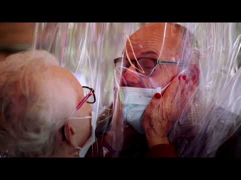 護理院居民終於可以擁抱家人了 (Care home residents finally get to hug family)