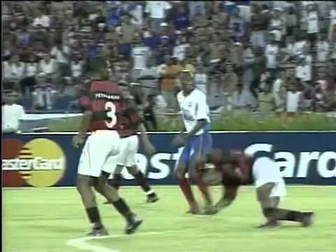Julio César faz lambança mas Flamengo vence Bahia por 2 a 1 pelo Brasileiro de 2003