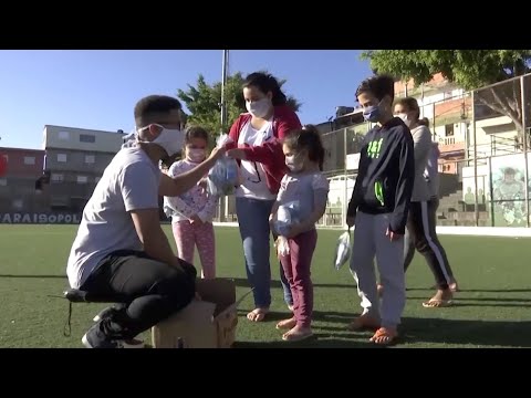 Children in Sao Paulo's largest favela get masks