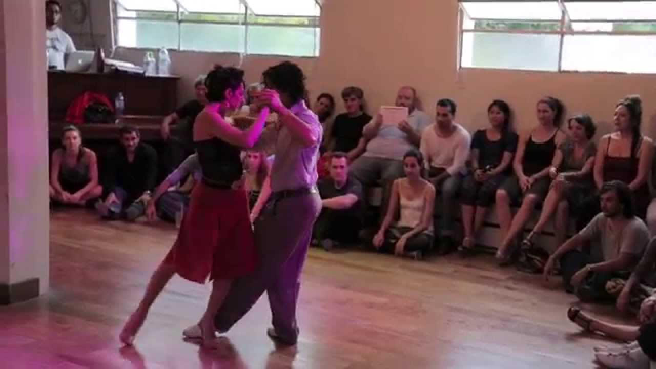Gaston Torelli + Moira Castellano bailan en DNI Tango