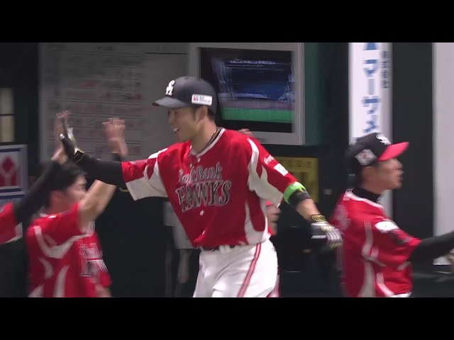 【1回裏】高々と上がった打球はスタンドへ!! ホークス・近藤健介 ライトへの先制2ランHR!! 2025年8月1日 福岡ソフトバンクホークス 対 東北楽天ゴールデンイーグルス