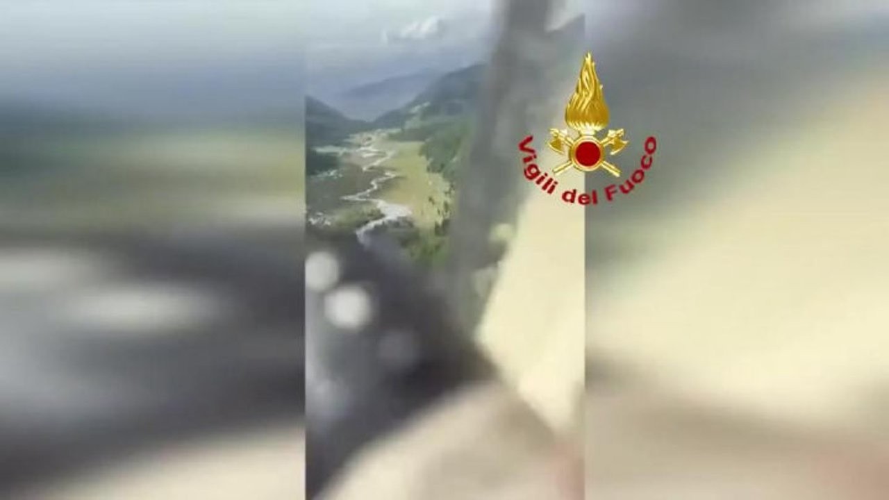 Vigili del Fuoco con l'elicottero portano in salvo 8 persone bloccate per frana nel Torinese