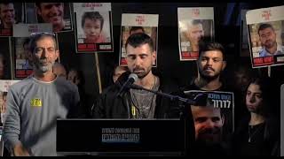 שורד השבי גיא גלבוע דלאל בכיכר החטופים (חדשות ערוץ 7) - התמונה מוצגת ישירות מתוך אתר האינטרנט יוטיוב. זכויות היוצרים בתמונה שייכות ליוצרה. קישור קרדיט למקור התוכן נמצא בתוך דף הסרטון