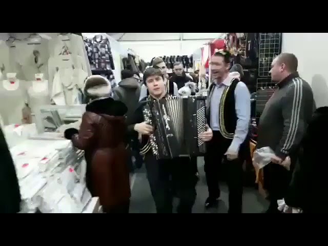 Татар егетләре базар уртасында "Күбәләк"не өздерә!