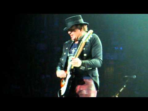 Bon Jovi - Lay Your Hands On Me (Richie Sambora) - Montreal - February 18, 2011