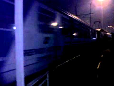 Intercity Notte 1910 esce dal deposito di salerno con E402A-027