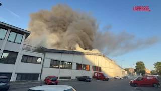 Colonna di fumo nero in zona Bovisa a Milano: le immagini dell'incendio in un deposito