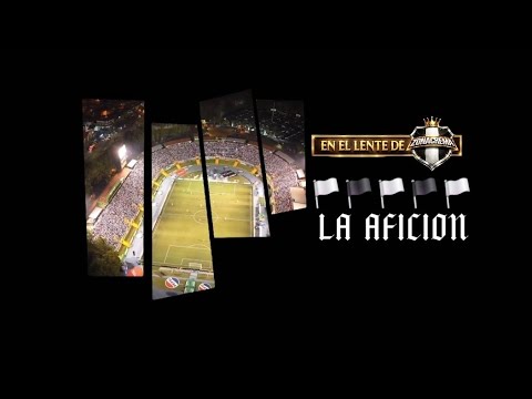"Cap.2 En el Lente de Zona Crema. La aficion vistio de blanco el Cempro y empujo al equipo a Semis." Barra: Vltra Svr &bull; Club: Comunicaciones &bull; País: Guatemala