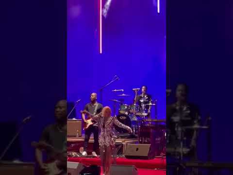 Fanny Sènan - Elle rend hommage à Omar B