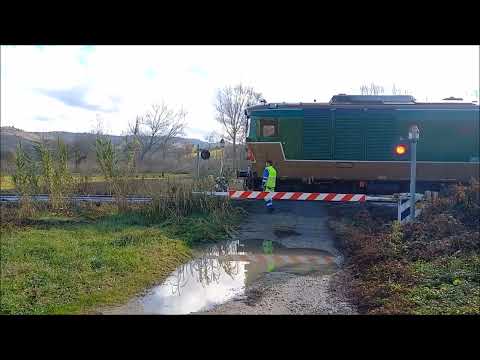Passaggio a livello Castagnole Lanze (AT) treno a vapore - Level crossing - Bahnübergang