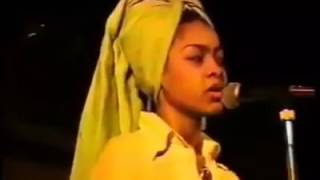 Erykah Badu Rare 1995 Open Mic Performance