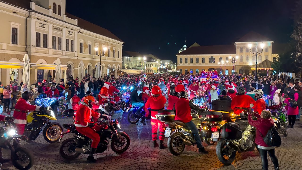 Megtöltötték Sepsiszentgyörgy főterét a motorokon érkezett Mikulások