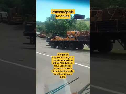 Indígenas saqueando carga da Carreta tombada na BR-277 km488 em Nova Laranjeiras Paraná 20/10/26