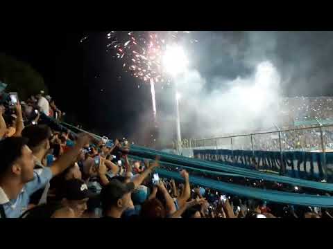 "hinchada de belgrano vs san martin (san juan) minuto 68" Barra: Los Piratas Celestes de Alberdi • Club: Belgrano