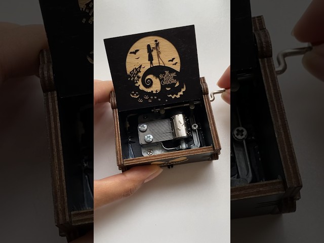 Vídeo relacionado con Caja de música de Madera con manivela grabada, Vintage, para cumpleaños, Halloween, Navidad, San Valentín