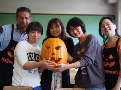 政治経済学科 2014年聖学院大学　欧米米文化学科ハロウィンのかぼちゃ作り