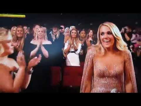 Carrie Underwood wins Fav Country Female at 2015 AMAs